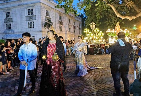 , L’envoyé espagnol rejoint les Philippines Santacruzan dans le rôle de Reyna Mystica
& croire en la Vierge .