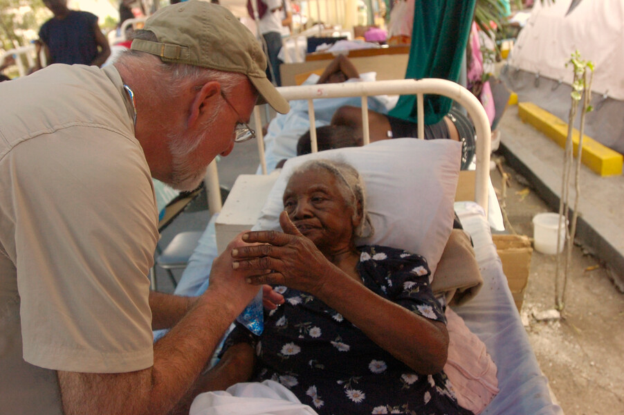 , Le Dr Robert Redfield met en garde contre « l’arrogance scientifique » et appelle à une biosécurité accrue
et prière matinale.