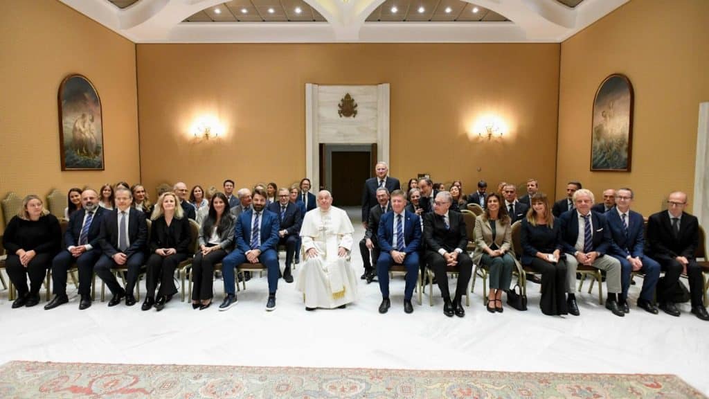 , Le pape aux chirurgiens : « Je vous invite à être les protecteurs des vies de ceux qui souffrent »
& croire en la Sainte Vierge .