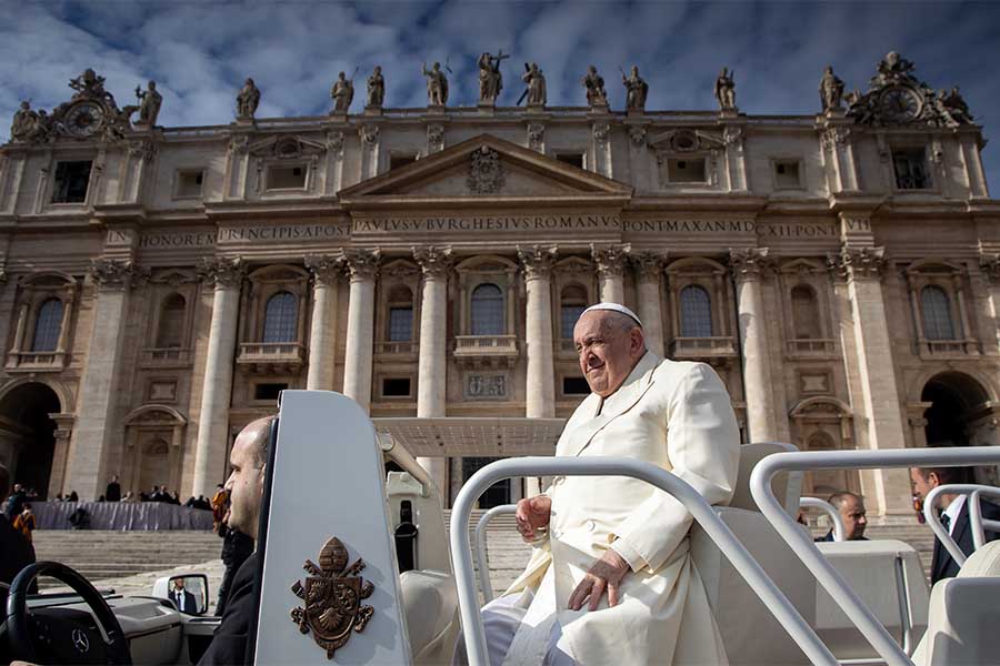 , La dévotion à Marie conduit les gens à Jésus et à aider les autres, dit le pape
et invocation matinale.