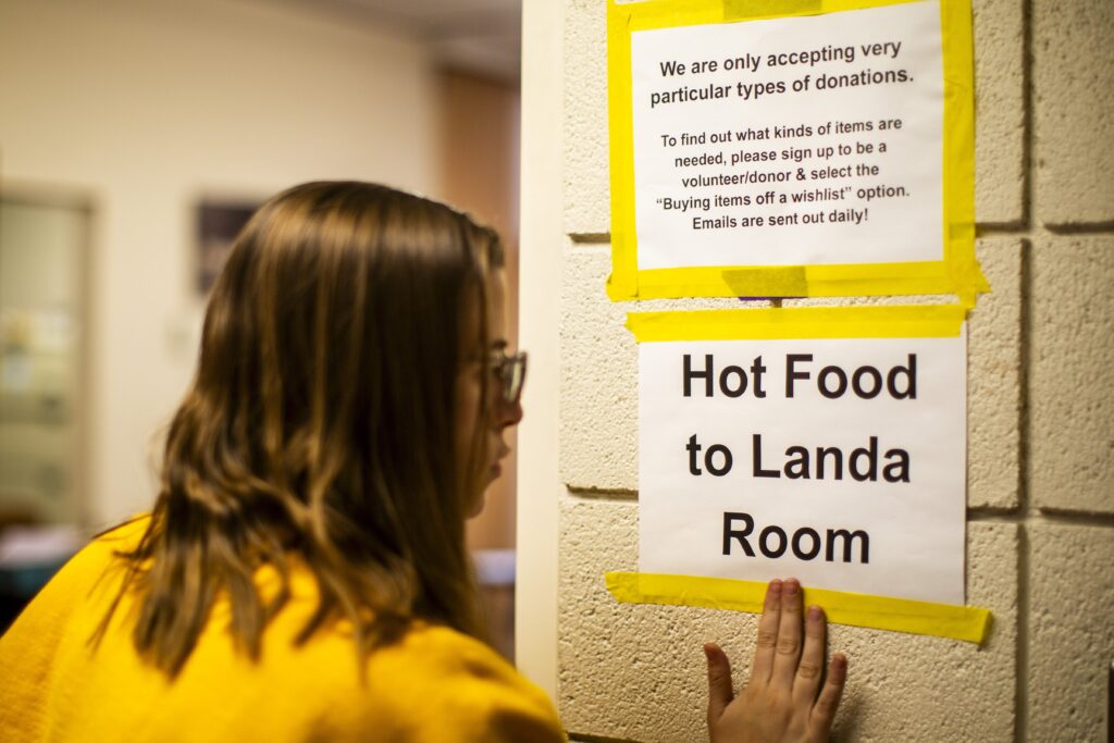 , Food trucks et prières de célébrités : les réfugiés des pompiers de Pasadena reçoivent de l’aide sous de nombreuses formes
et prière du matin.