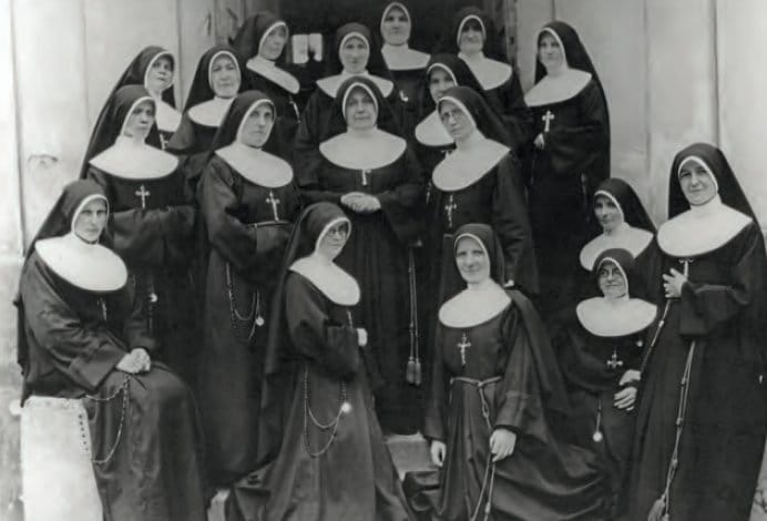, Au milieu des horreurs de l’Holocauste, la mère franciscaine polonaise Superior a sauvé des centaines d’enfants juifs
& supplication au petit jour.