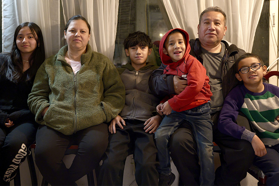 , « Dieu fait les choses pour une raison », déclare une mère enceinte de 4 enfants qui a perdu sa maison dans l’Eaton Fire de Los Angeles
avec une invocation au petit jour.