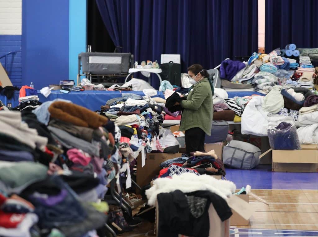 , Food trucks et prières de célébrités : les réfugiés des pompiers de Pasadena reçoivent de l’aide sous de nombreuses formes
et prière du matin.