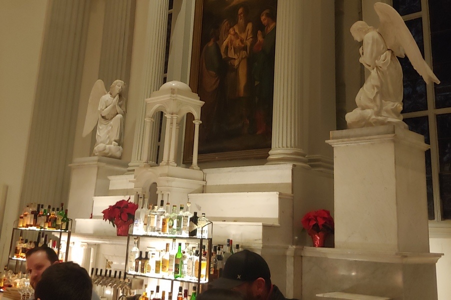 , La polémique fait rage sur l’emplacement du bar dans l’ancien sanctuaire de la chapelle fermée de Frederick
avec une requête pour commencer la journée.