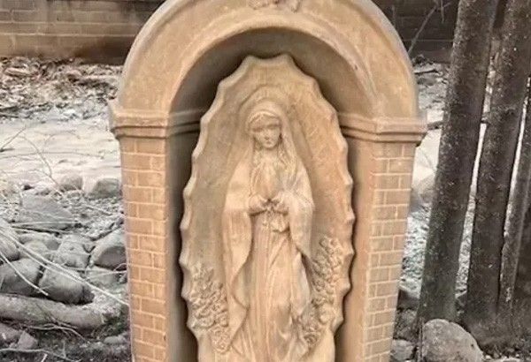 , La statue de la Vierge Marie devient virale après avoir été indemne de l’incendie de forêt de Los Angeles
afin de adresser ses prières à la Sainte Vierge .