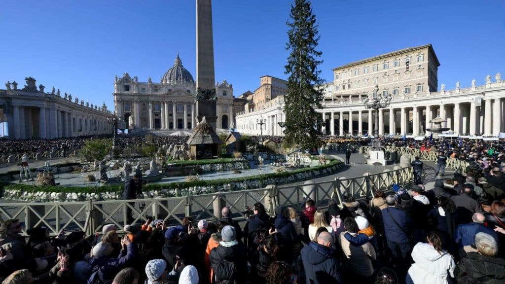 , Le Pape à l’Angélus : Sauvegarder la vie pour construire une civilisation de paix
et croire en la Vierge .