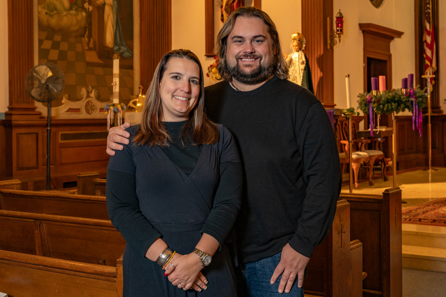, Un engagement spécial chez Sacred Heart of Mary pour le couple de Graceland Park
avec une prière au petit jour.