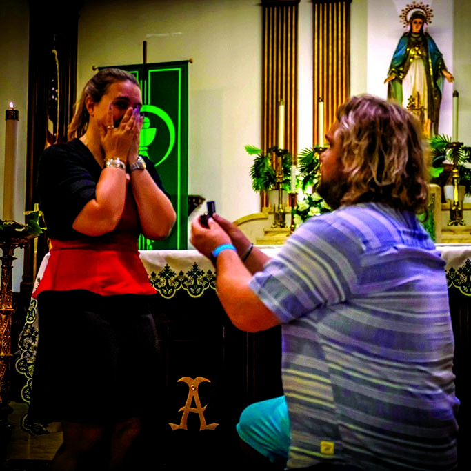 , Un engagement spécial chez Sacred Heart of Mary pour le couple de Graceland Park
avec une prière au petit jour.