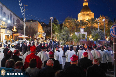 , Célébrer la fête de l’Annonciation à Nazareth
pour adresser ses prières à la Vierge .