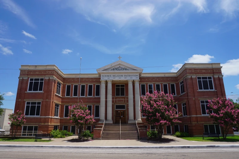 , La législation sur le «choix de l’école» du Texas pourrait déclencher un afflux d’élèves dans les écoles catholiques
avec une prière du matin.