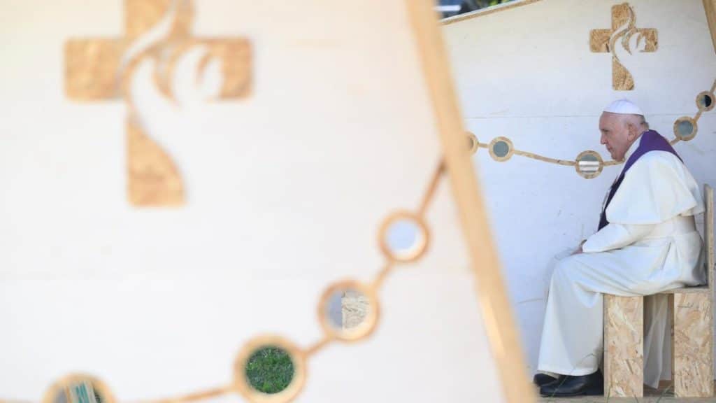 , Le pape encourage les confesseurs à être des ministres de la miséricorde
pour prier la mère de dieu Marie.