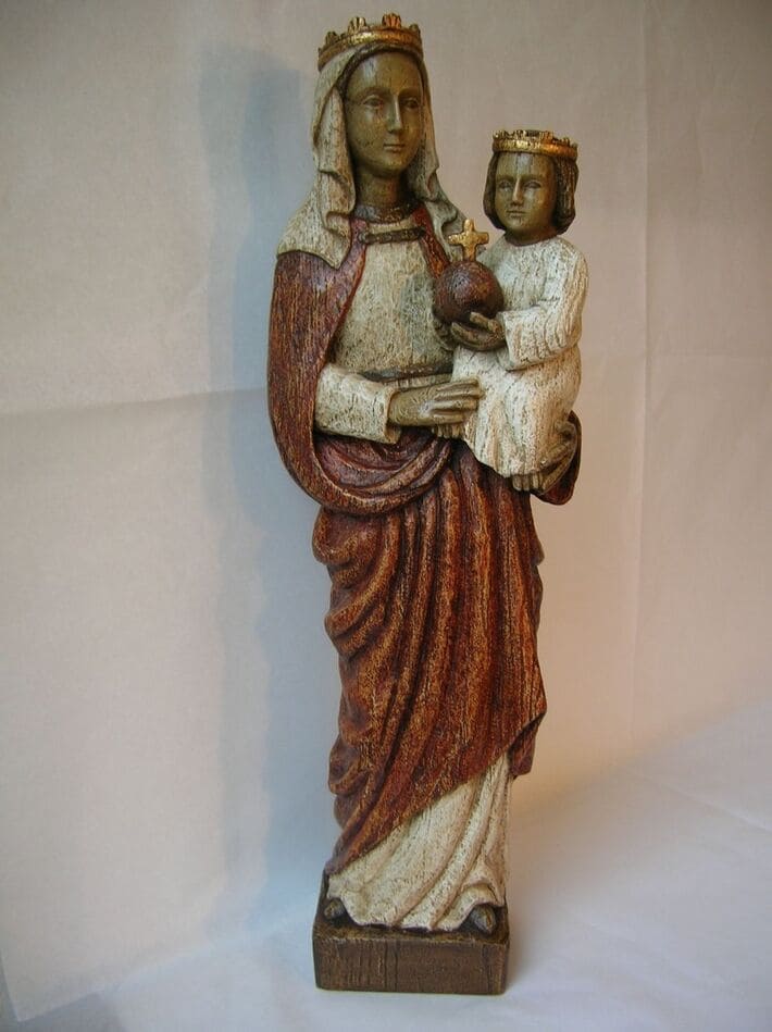 , Les fans et le président de Barcelone offrent des trophées à la Vierge Marie de Montserrat
& prier la Vierge .