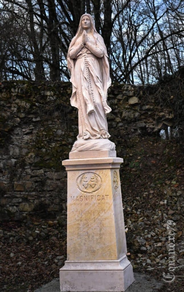 , Les fans et le président de Barcelone offrent des trophées à la Vierge Marie de Montserrat
pour croire en la Sainte Vierge Marie.