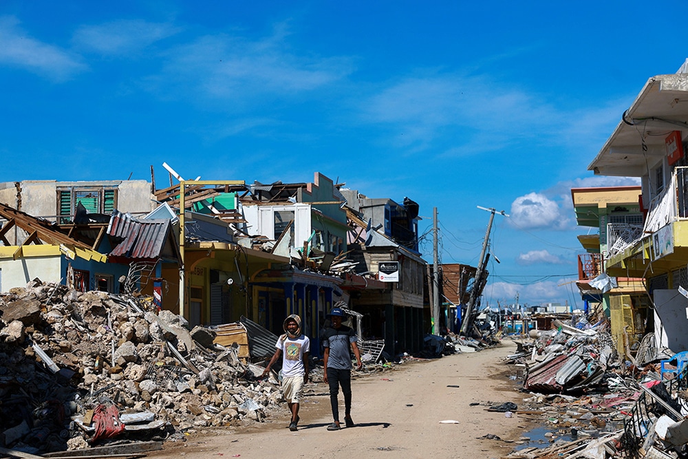 Après que l’ouragan Melissa ait « laissé une trace de chagrin », la foi et l’action apportent la guérison
avec une prière au petit jour.