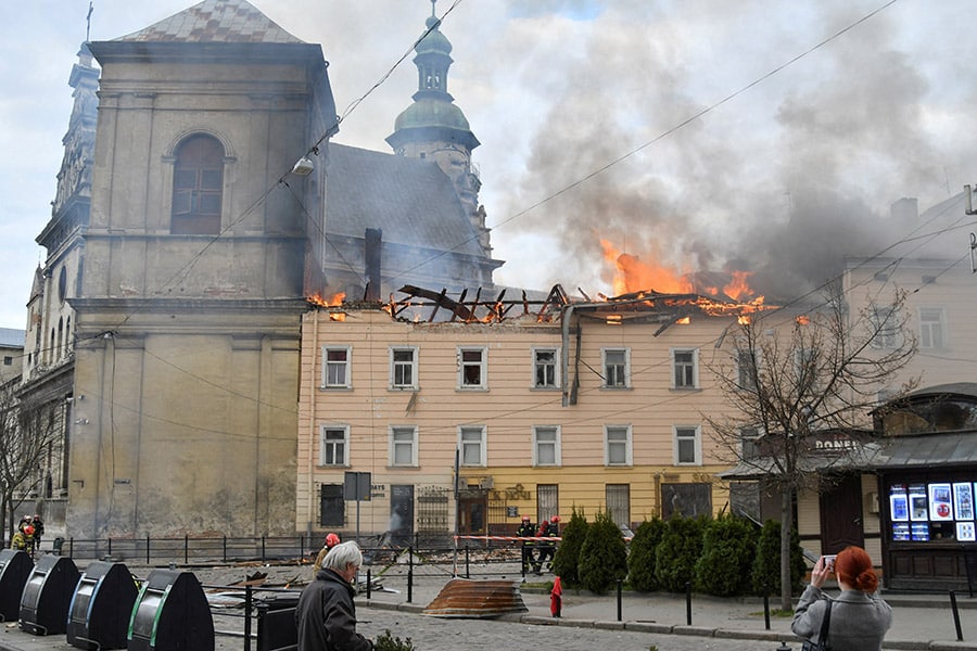 , Des frappes de drones russes endommagent une église et un monastère historiques à Lviv avant la Semaine Sainte
et prière du matin.