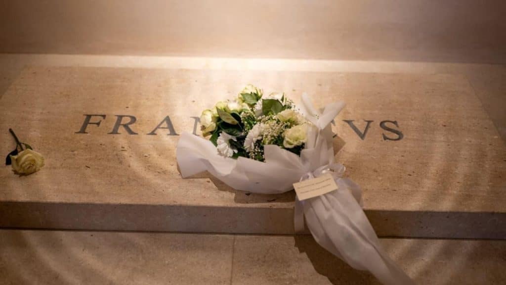 , Le président palestinien visite la tombe du pape François
et se dévouer à la Vierge .