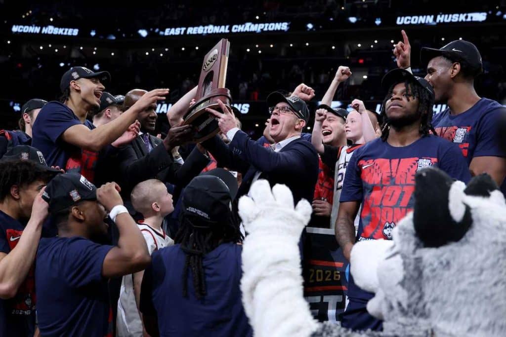 , L’instinct inhabituel de l’entraîneur des Huskies, Dan Hurley, après la victoire
et invocation pour commencer la journée.