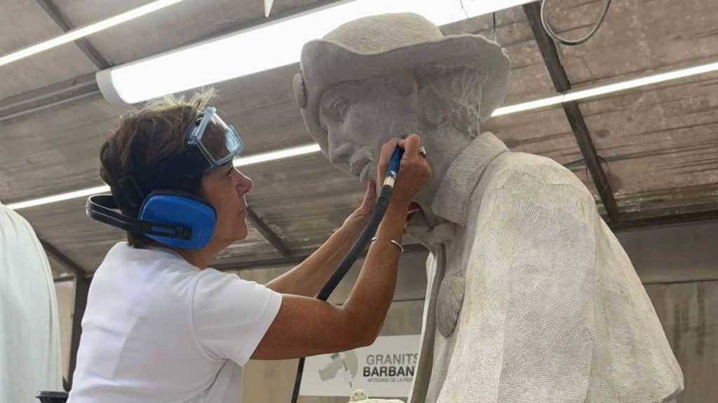 , Statue réalisée pour la Sagrada Familia « accueille le monde »
avec une invocation du matin.