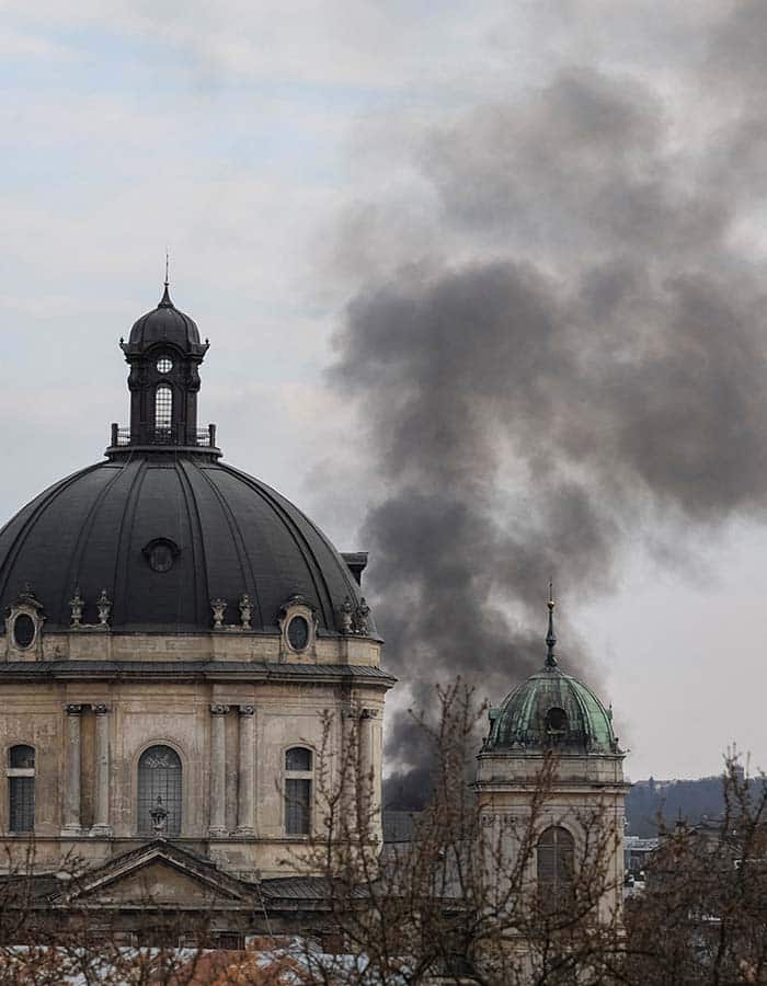 , Des frappes de drones russes endommagent une église et un monastère historiques à Lviv avant la Semaine Sainte
et prière du matin.