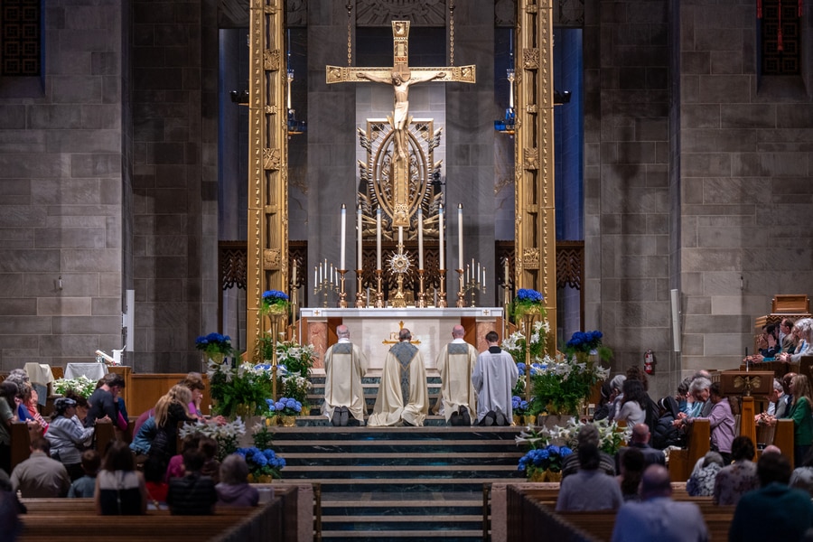 , Lors d’une veillée pour la paix, Mgr Lori condamne les menaces d’ »anéantissement » d’une civilisation
et prière pour commencer la journée.