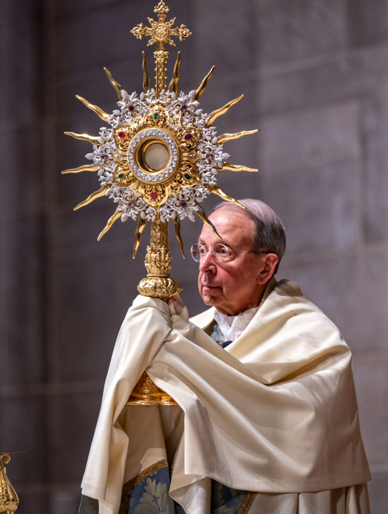 , Lors d’une veillée pour la paix, Mgr Lori condamne les menaces d’ »anéantissement » d’une civilisation
et prière pour commencer la journée.