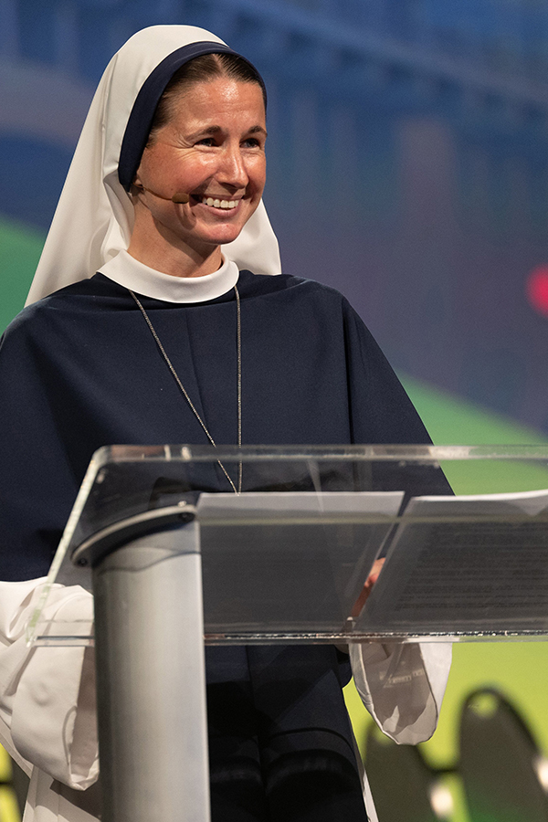 , « Les enfants ont besoin de vous, ils ont besoin de votre présence », déclare Sœur de la Vie aux éducateurs lors du congrès
avec une supplication matinale.