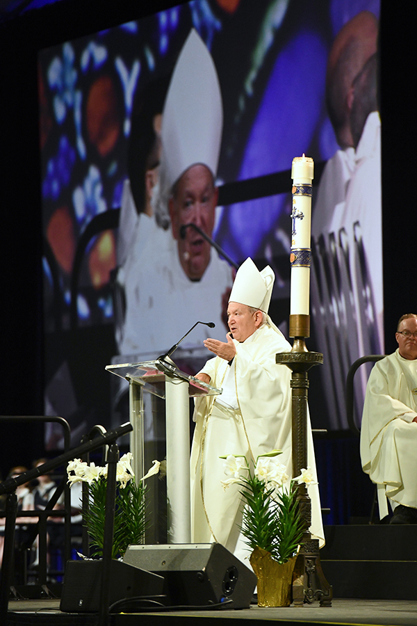 , « Les enfants ont besoin de vous, ils ont besoin de votre présence », déclare Sœur de la Vie aux éducateurs lors du congrès
avec une supplication matinale.