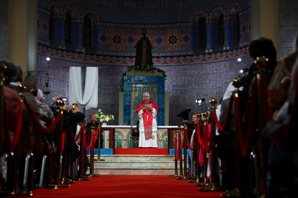 , Le pape Léon salue le témoignage des martyrs chrétiens d’Algérie lors d’une rencontre avec les catholiques locaux
et prière pour commencer la journée.
