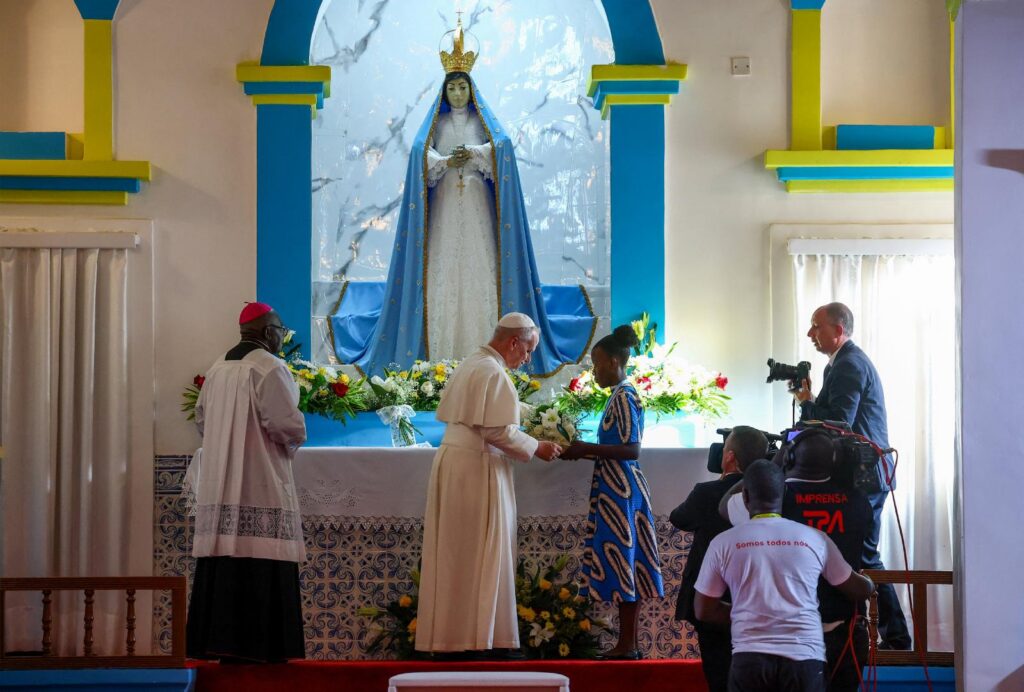 , « Le cœur de l’Église » est « vivant et bat » : le pape Léon XIV prononce le chapelet au sanctuaire marial de Muxima en Angola
avec une requête du matin.