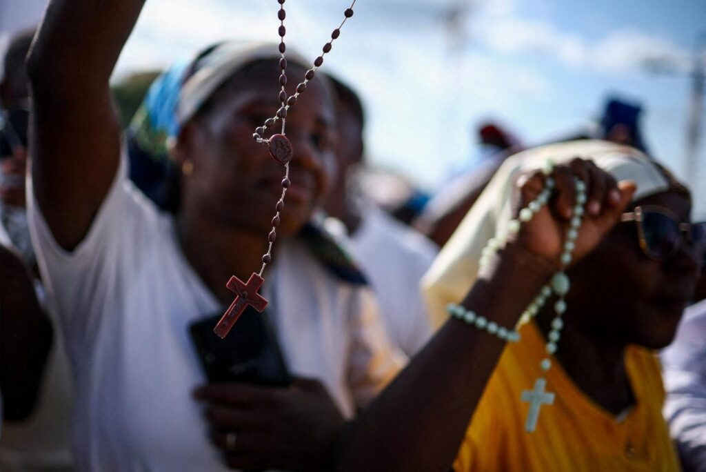 , « Le cœur de l’Église » est « vivant et bat » : le pape Léon XIV prononce le chapelet au sanctuaire marial de Muxima en Angola
avec une requête du matin.