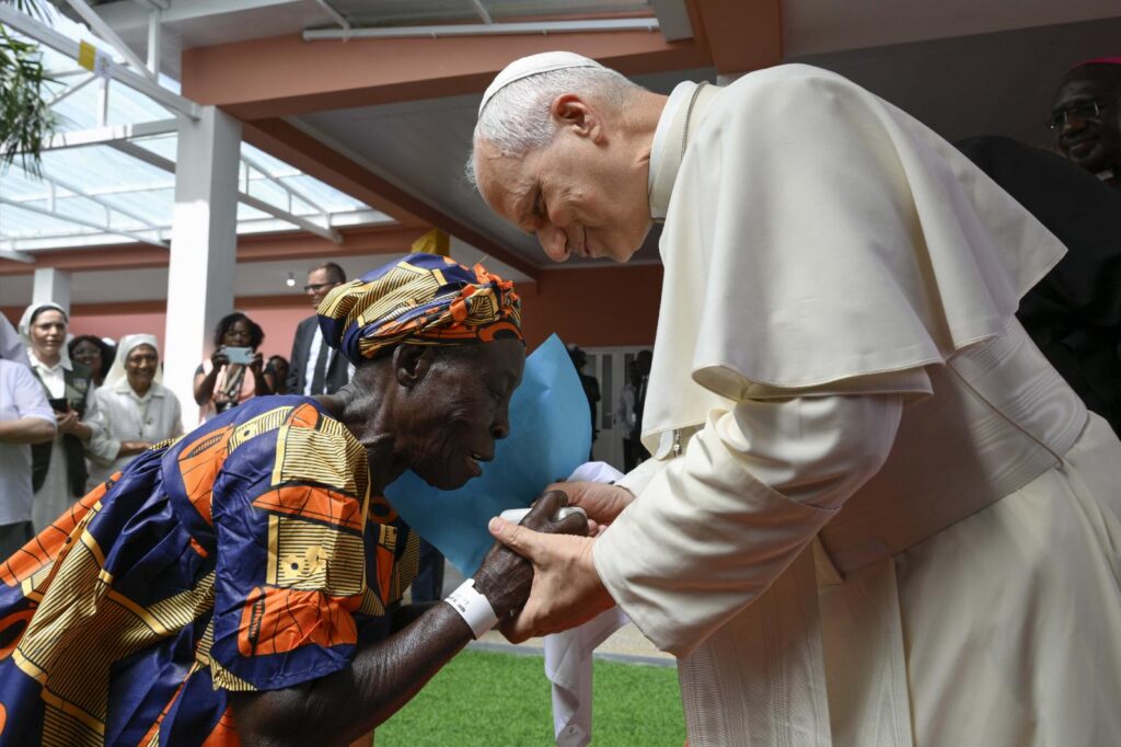 , Les résidents âgés accueillent avec joie la visite énergisante du pape Léon
et requête du matin.