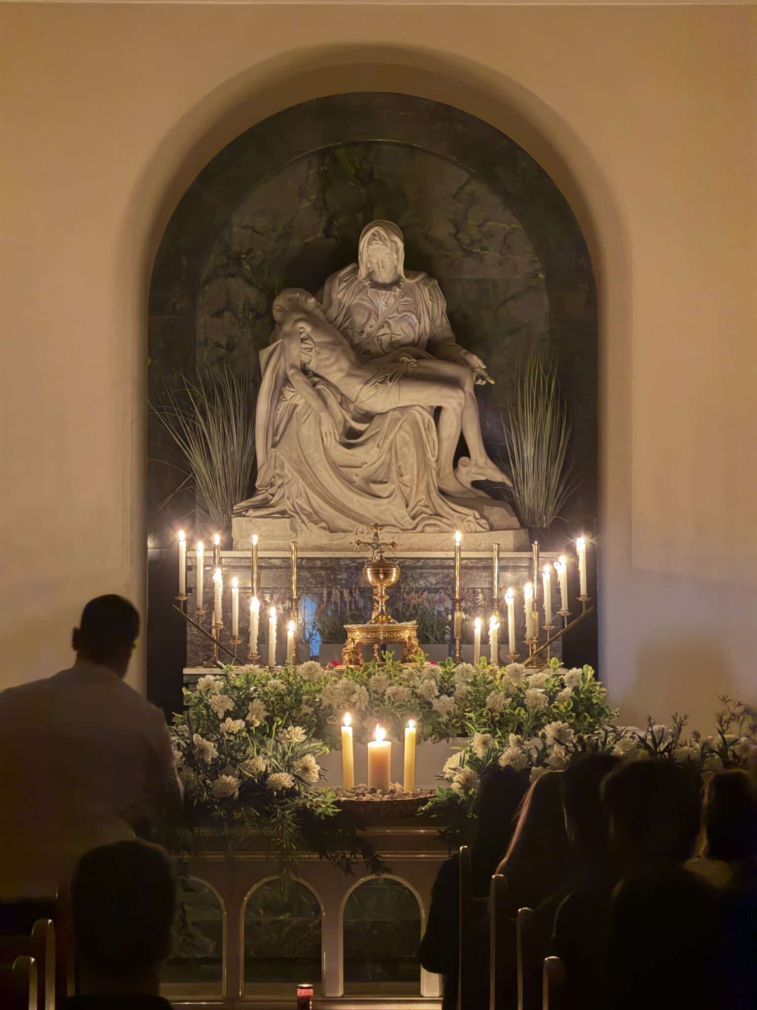 , Les fidèles de Sydney veillent avec le Christ
et supplication matinale.