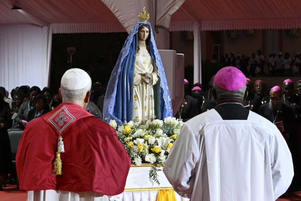 , « Le cœur de l’Église » est « vivant et bat » : le pape Léon XIV prononce le chapelet au sanctuaire marial de Muxima en Angola
avec une requête du matin.