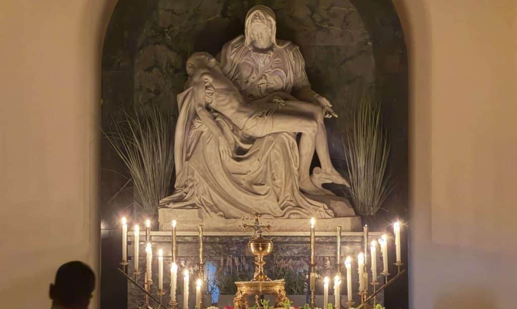 , Les fidèles de Sydney veillent avec le Christ
et supplication matinale.