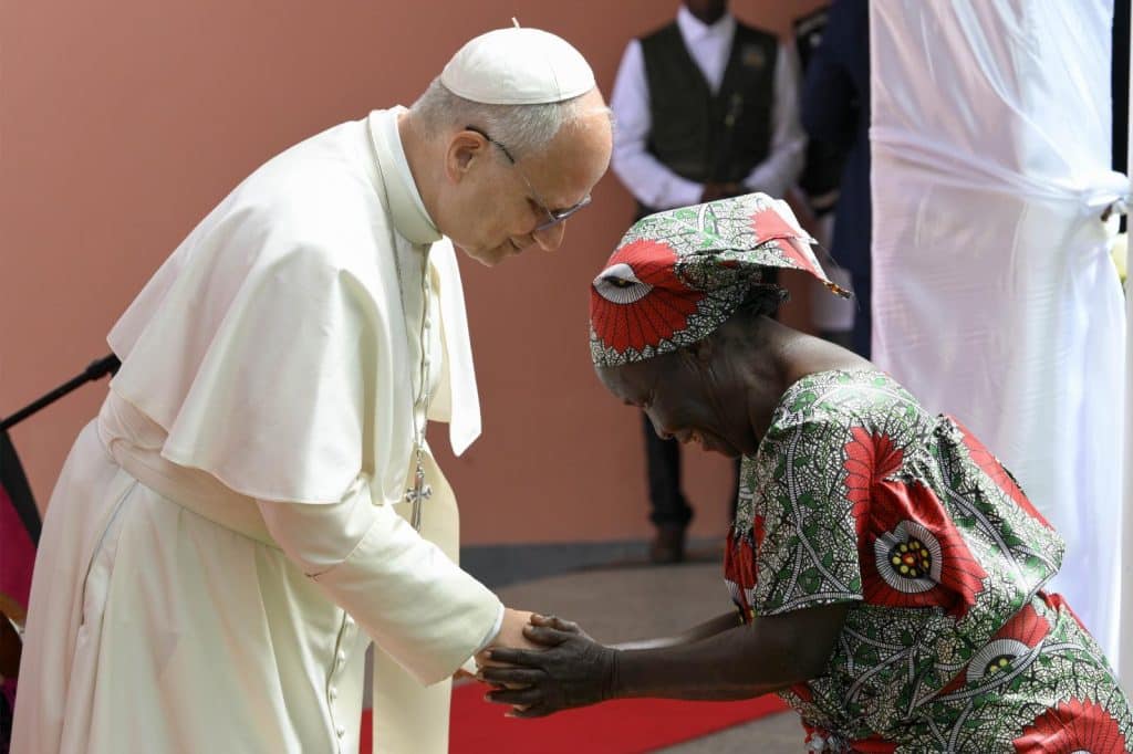 , Les résidents âgés accueillent avec joie la visite énergisante du pape Léon
et requête du matin.