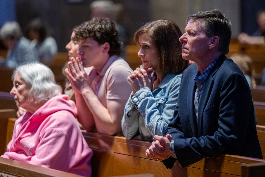 , Lors d’une veillée pour la paix, Mgr Lori condamne les menaces d’ »anéantissement » d’une civilisation
et prière pour commencer la journée.
