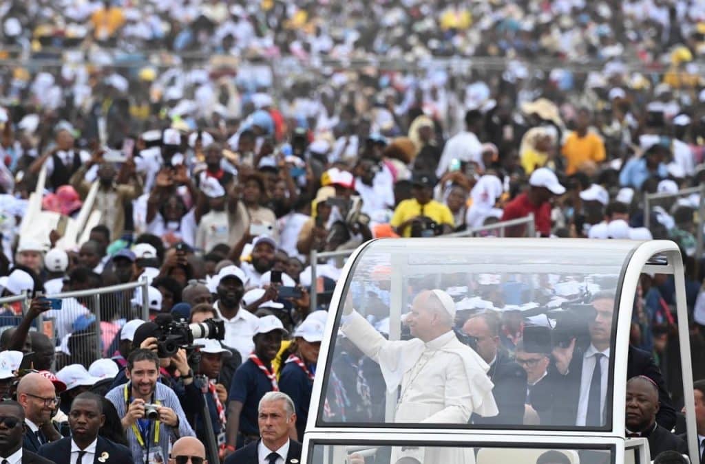 , Musiciens, missionnaires et médecins à la messe du Pape à Kilamba
afin de se dévouer à la Sainte Vierge Marie.