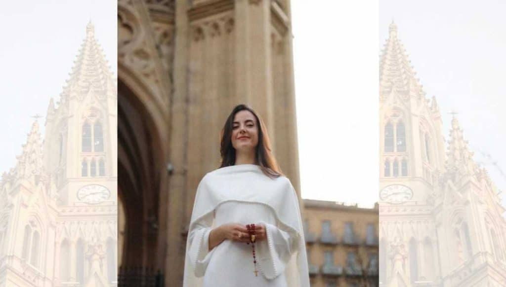 , Un baptême, une nouvelle muse et 500 000 spectateurs
avec une prière du matin.