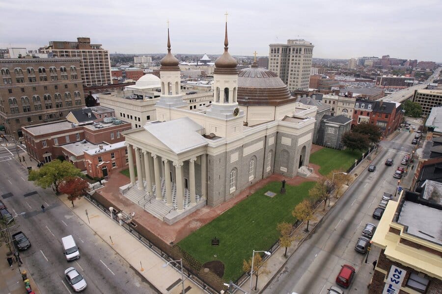 , Rénovation en cours à la basilique de Baltimore
& prière au petit jour.