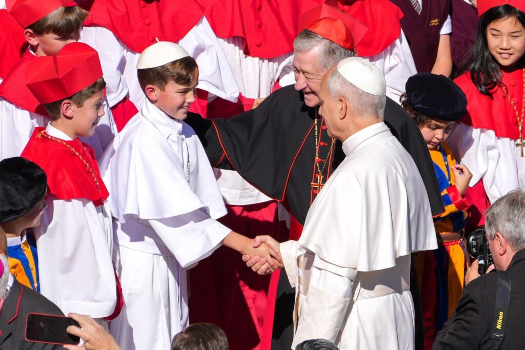 , Les Américains continuent de se sentir attirés par le pape Léon, premier pontife américain, un an après son élection
et invocation en début de journée.