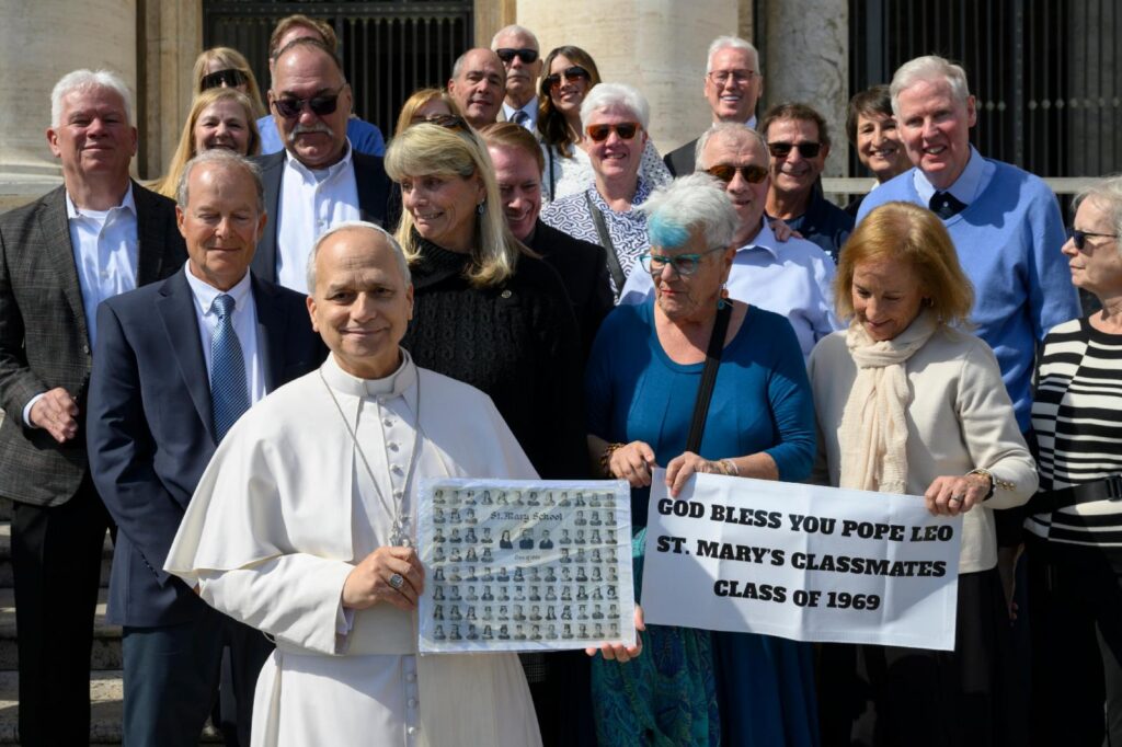 , Les Américains continuent de se sentir attirés par le pape Léon, premier pontife américain, un an après son élection
et invocation en début de journée.