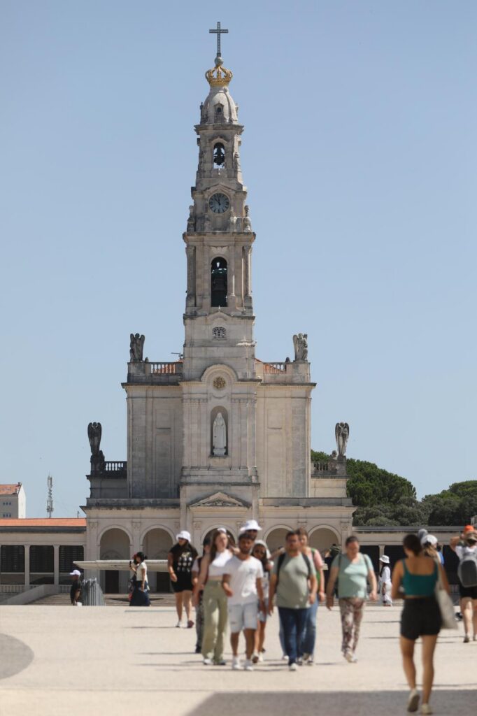 , Les sanctuaires du Portugal et des États-Unis sont des centres de dévotion et de prière à Notre-Dame de Fatima
& requête au petit jour.