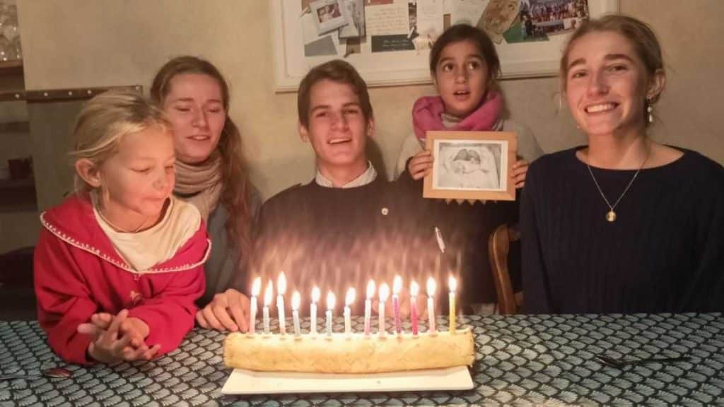 , Des jumeaux siamois qui ont changé de famille en 28 minutes
et requête au petit jour.
