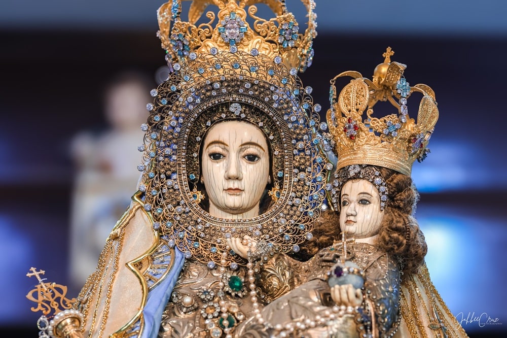 , Des milliers de personnes se rendent à Manaoag pour le centenaire du couronnement de la Vierge
avec une requête pour commencer la journée.
