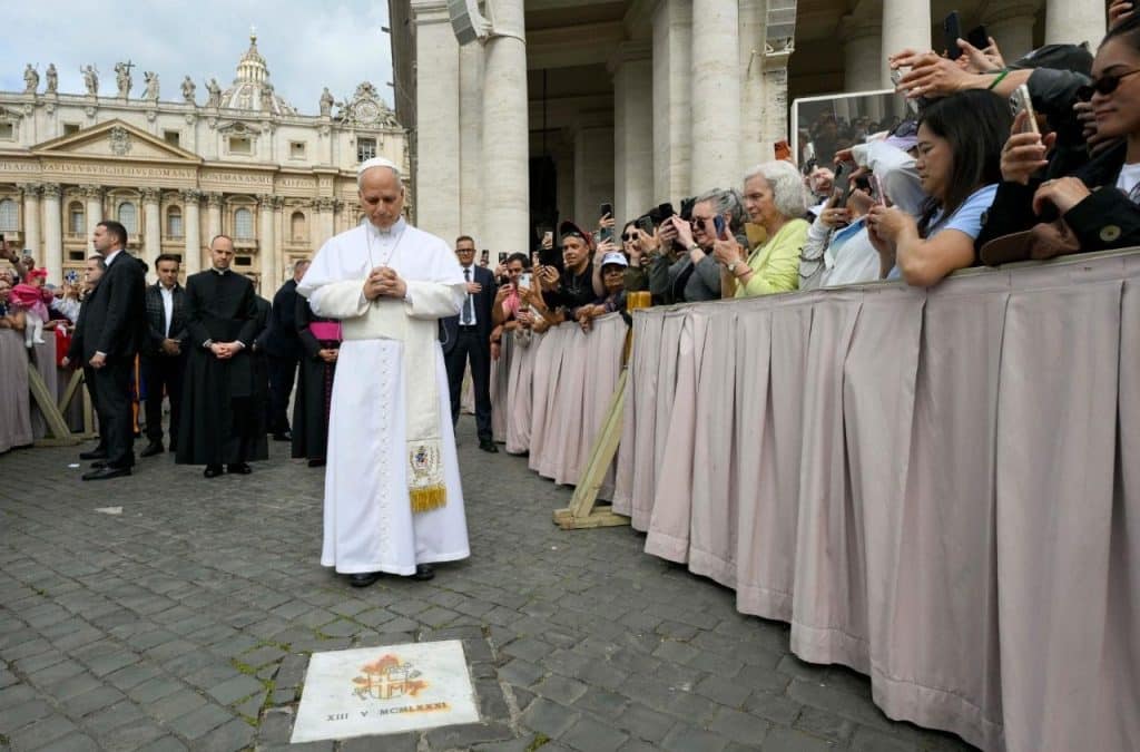, Le pape Léon XIV prie à l’endroit où saint Jean-Paul II a été abattu
& croire en la Sainte Vierge Marie.