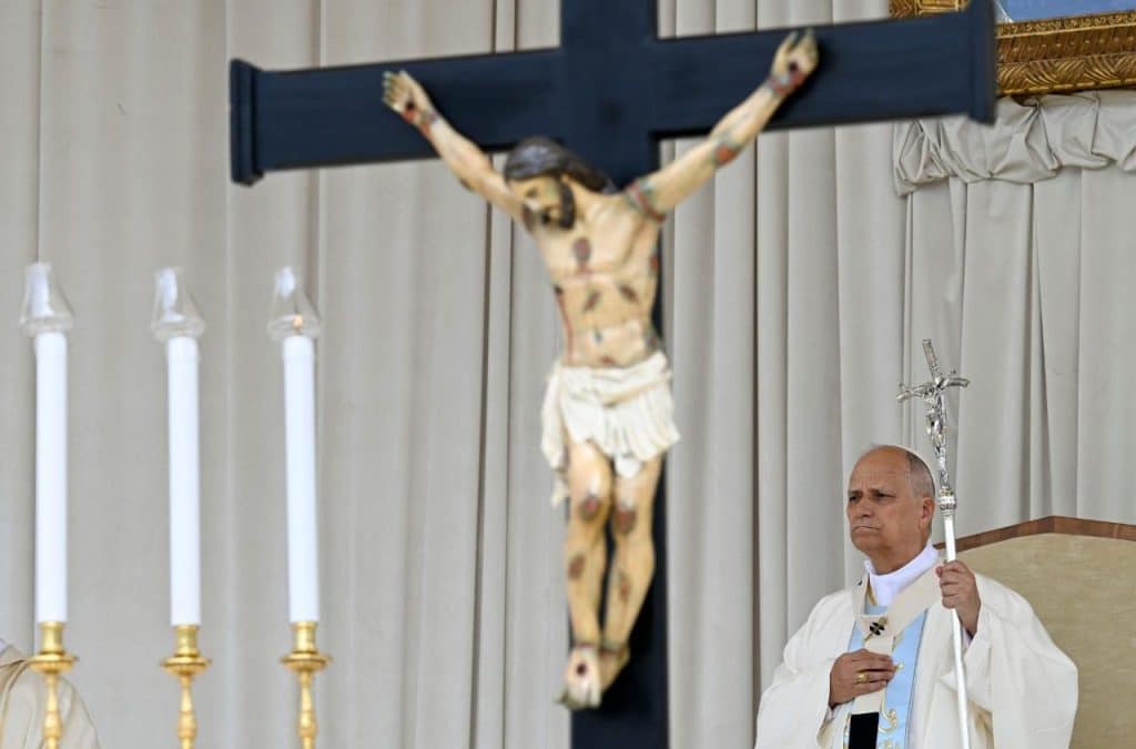 , Le pape à Pompéi : Que Dieu calme la haine fratricide et éclaire les dirigeants du monde
afin de adresser ses prières à la mère de dieu Marie.