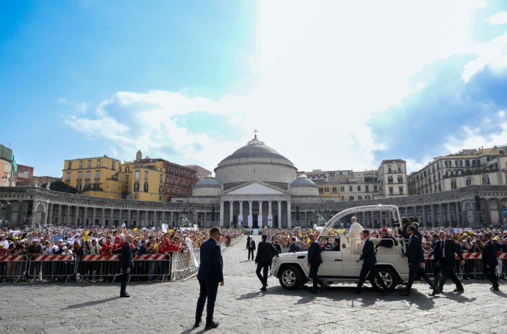 , Le pape termine sa visite à Naples en exhortant la ville à devenir un « atelier de paix »
& adresser ses prières à la mère de dieu Marie.