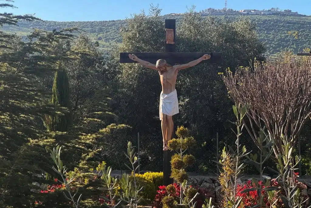 , Les troupes israéliennes condamnées à la prison pour profanation de la statue de la Vierge Marie au Liban
& prière pour commencer la journée.
