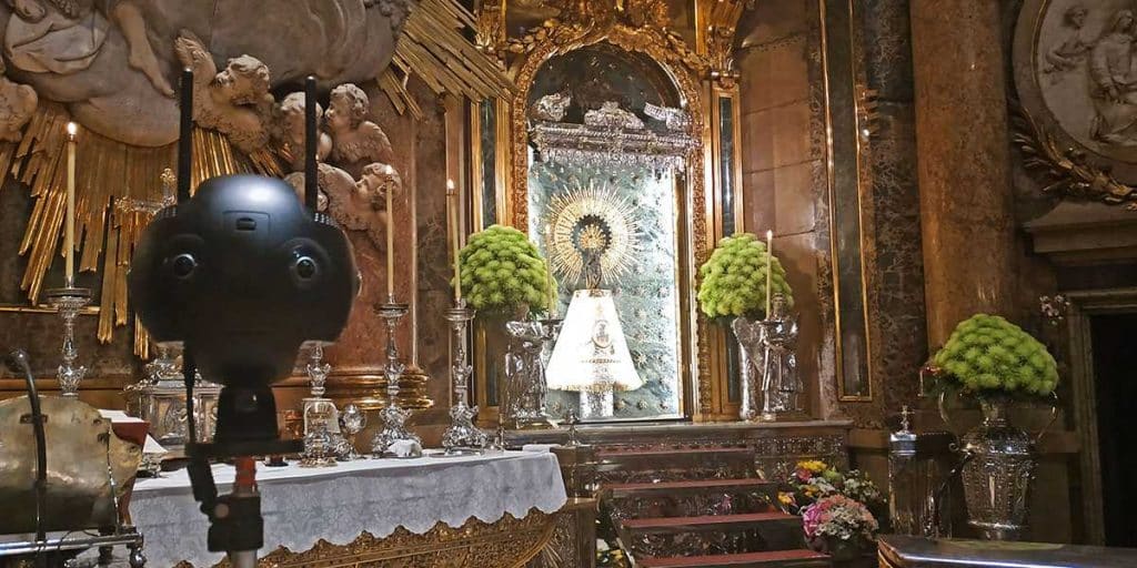 , Un nouveau manteau à Pilar met en lumière la persécution chrétienne mondiale
avec une supplication en début de journée.